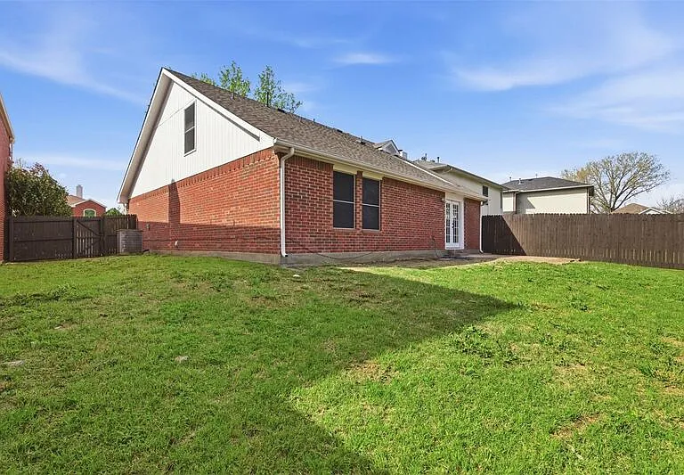 1379 Honeysuckle Ln — Photo 2