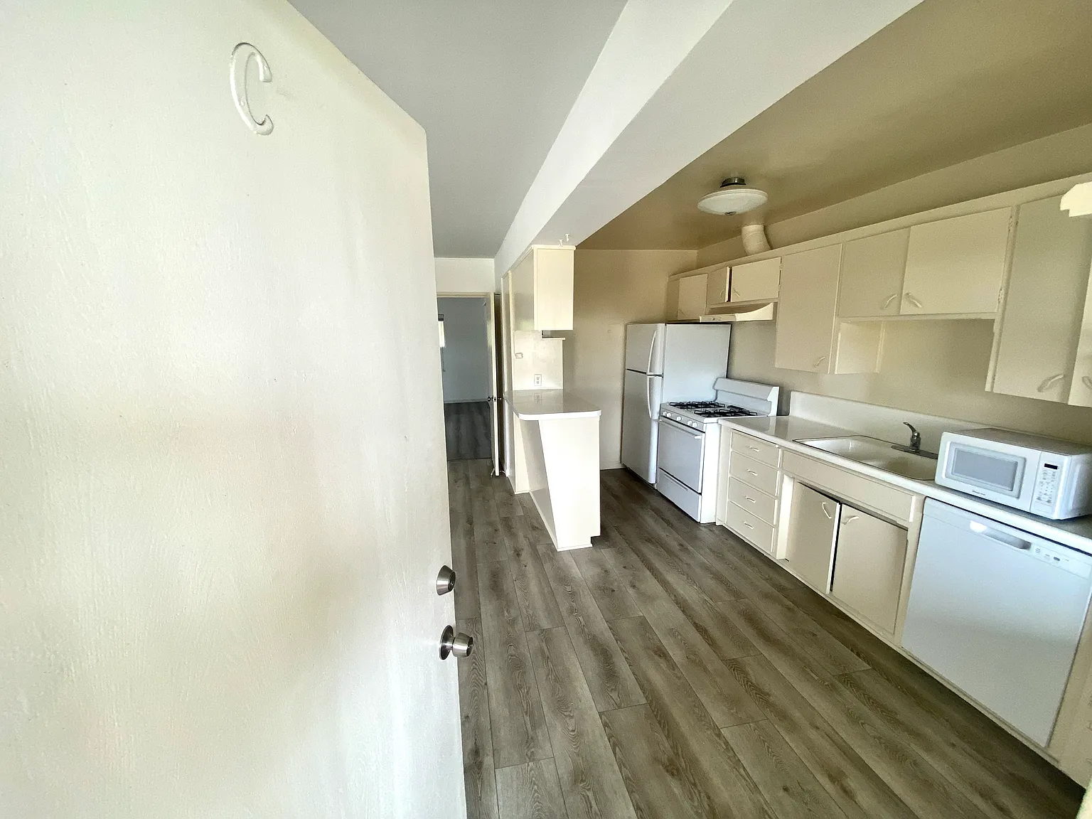1 bed, 550 sqft, $2,499 — Photo 2