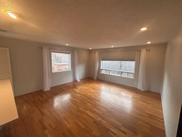 549 Eastwood Dr — Photo 9