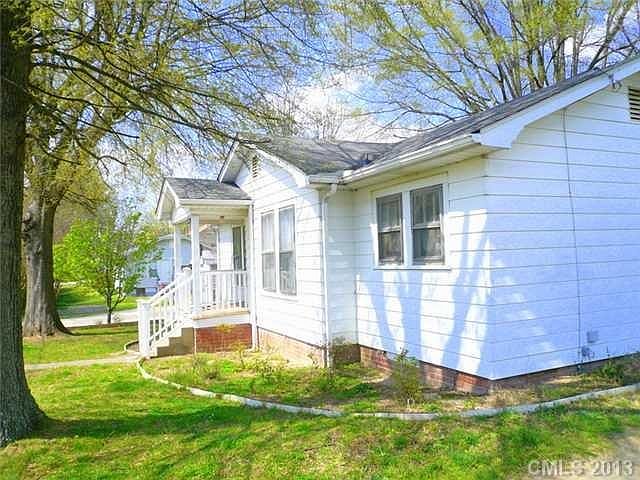 Excellent Curb Appeal!