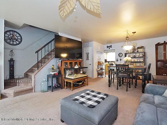5th image of 215 Balsam Pl