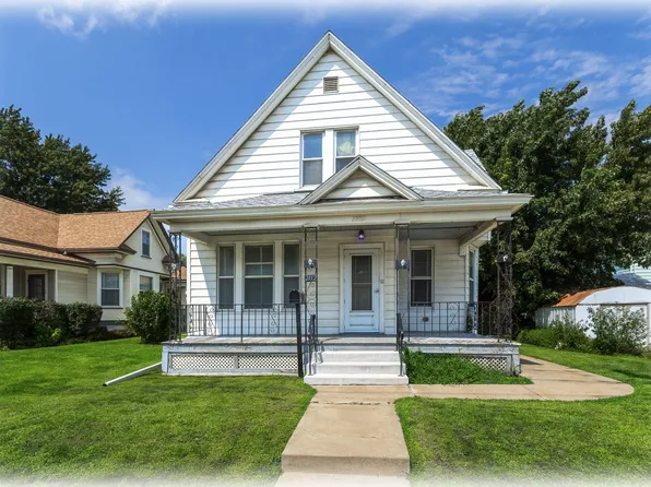 2112 Rockingham Rd, Davenport, IA 52802