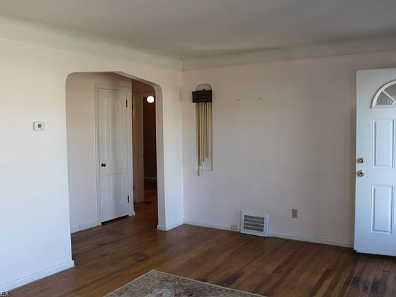 4th image of 8909 Morton Ave