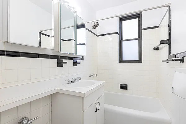 Sold by Manhattan Flats | media 9