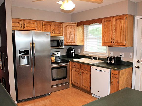 5th image of 798 Carriage Hill Ln