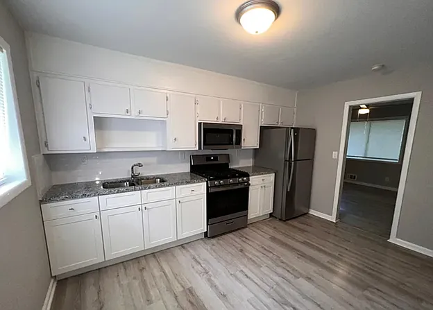 1275 E Washington Ave — Photo 3