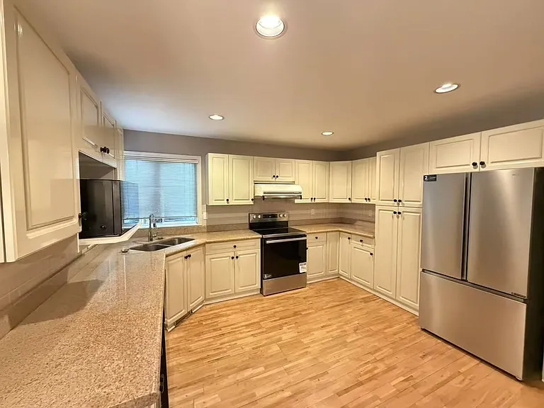 10177 107a Ave — Photo 2