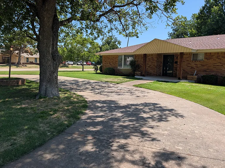 3810 N Rockwell Ave — Photo 1