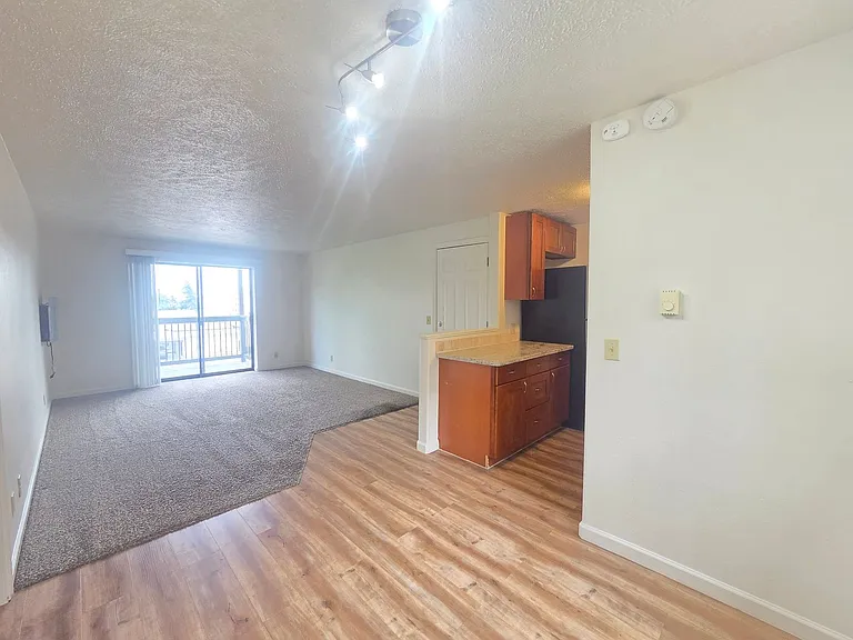 911-919 W 7th Ave — Photo 6