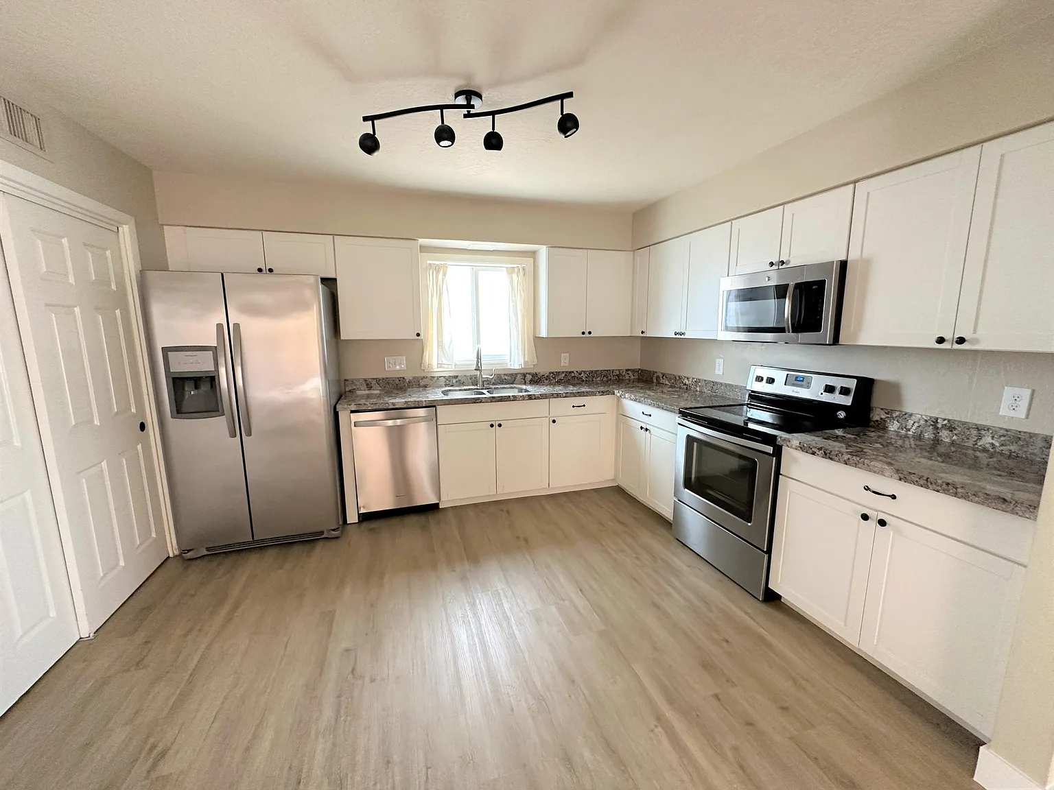 3 bed, 1535 sqft, $2,295 — Photo 3