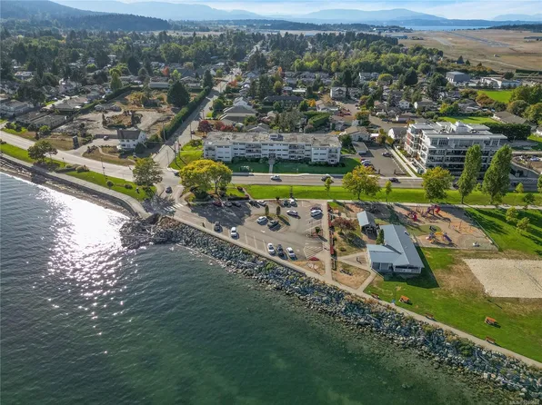 9560 5th St #315, Sidney, BC V8L 2W5