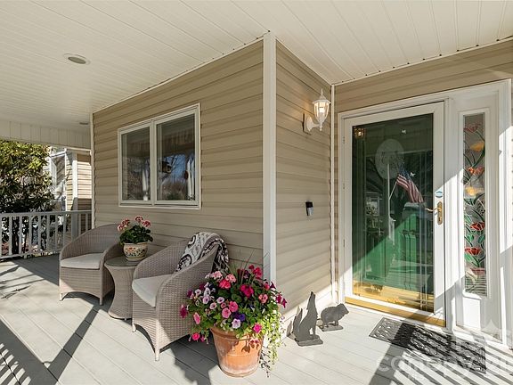 3rd image of 206 Black Oak Ln