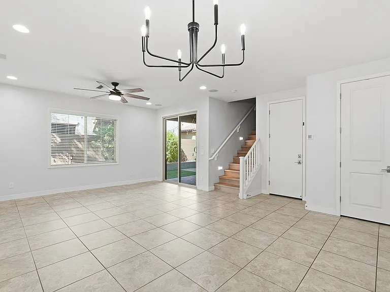 216 E Beatryce St — Photo 17