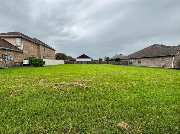 1842 Squirewood Dr E, Harvey, LA 70058