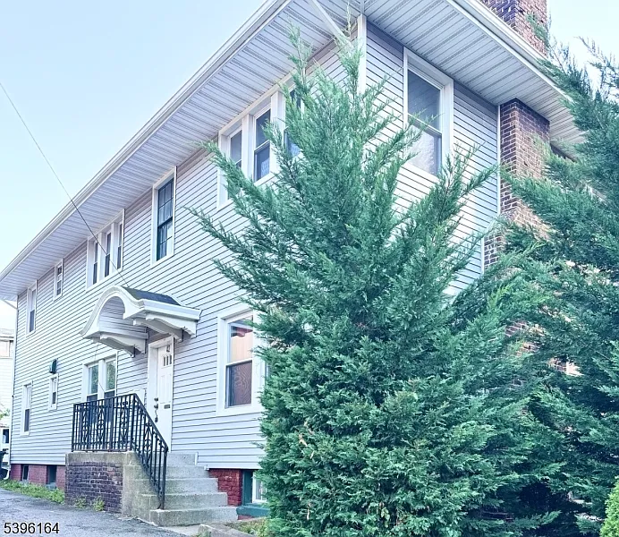 42 Clinton Pl #2