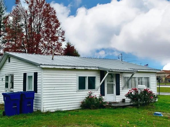 447 E Lincoln Ave, Flora, IL 62839