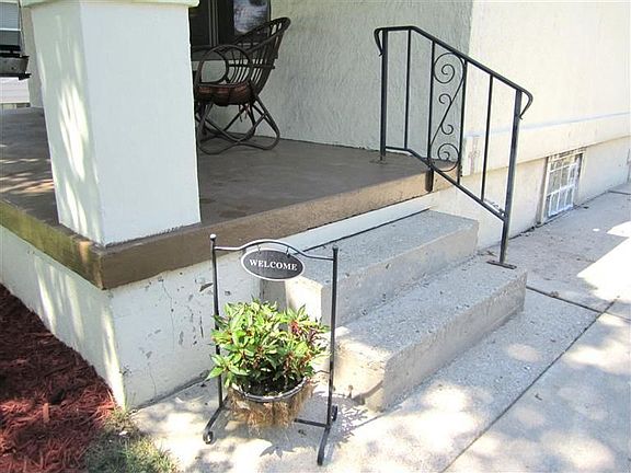 3rd image of 425 Cushing Ave