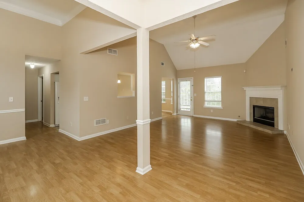 3 bed, 2.0 bath, 1837 sqft, $2,175 — Photo 4