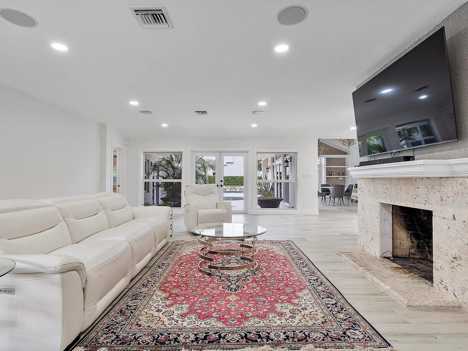 3 bed, 3.0 bath, 2600 sqft, $11,000 — Photo 2