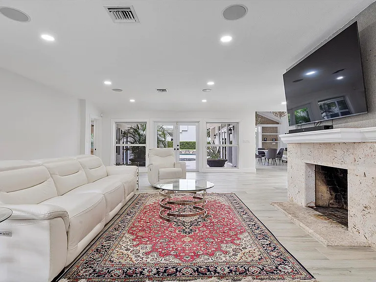 411 Poinciana Dr — Photo 2