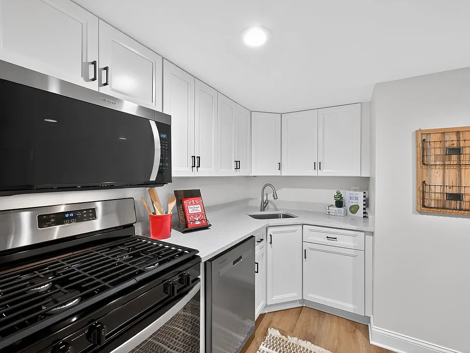 1533 Northgate Sq #11B