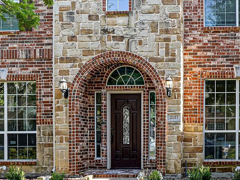 2137 Goliad Cir — Photo 2