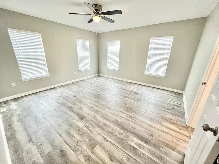 2035 Waverly Ave — Photo 18