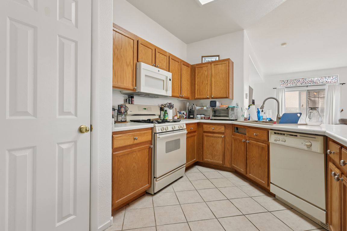 Yondering Ave-L1907-012