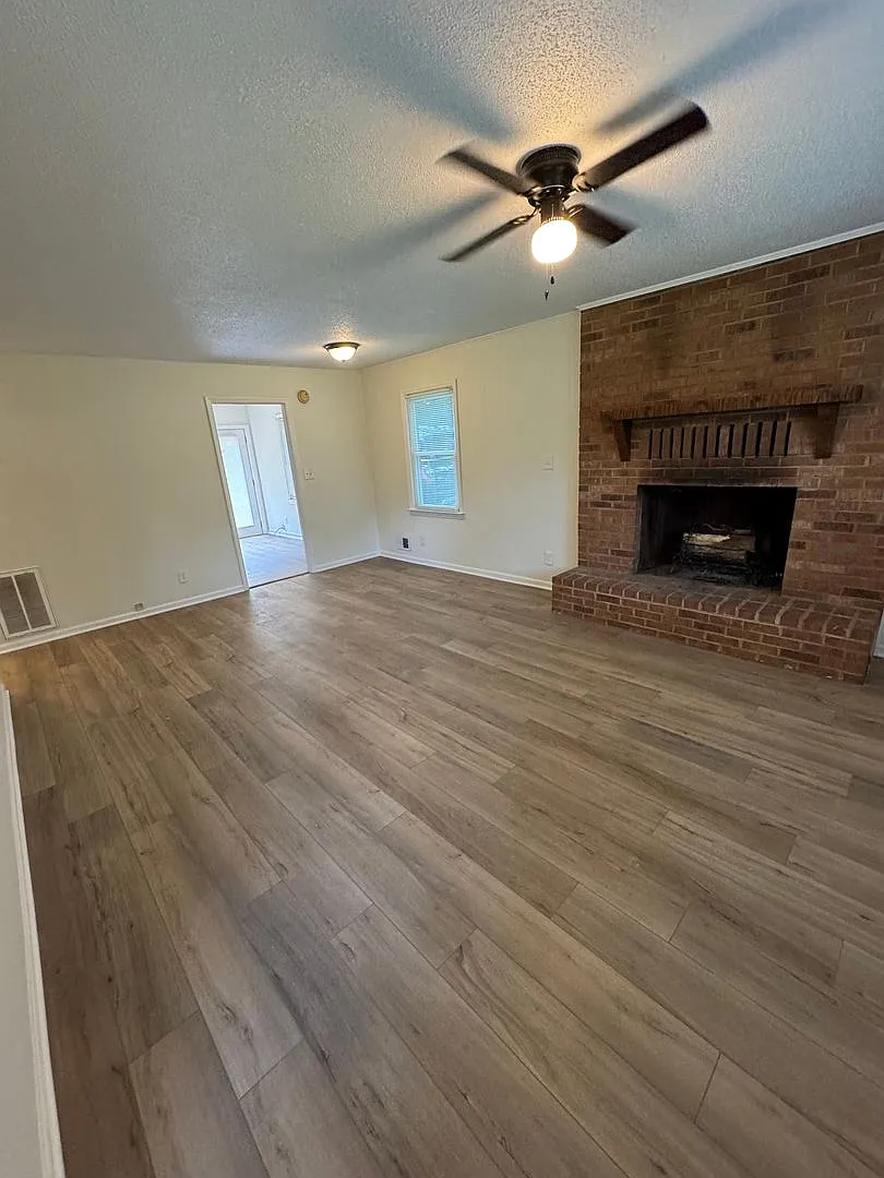 Clint Court 133 (New Owner 6.29.26) — Photo 2