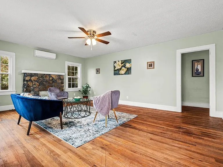922 Windsor St — Photo 3