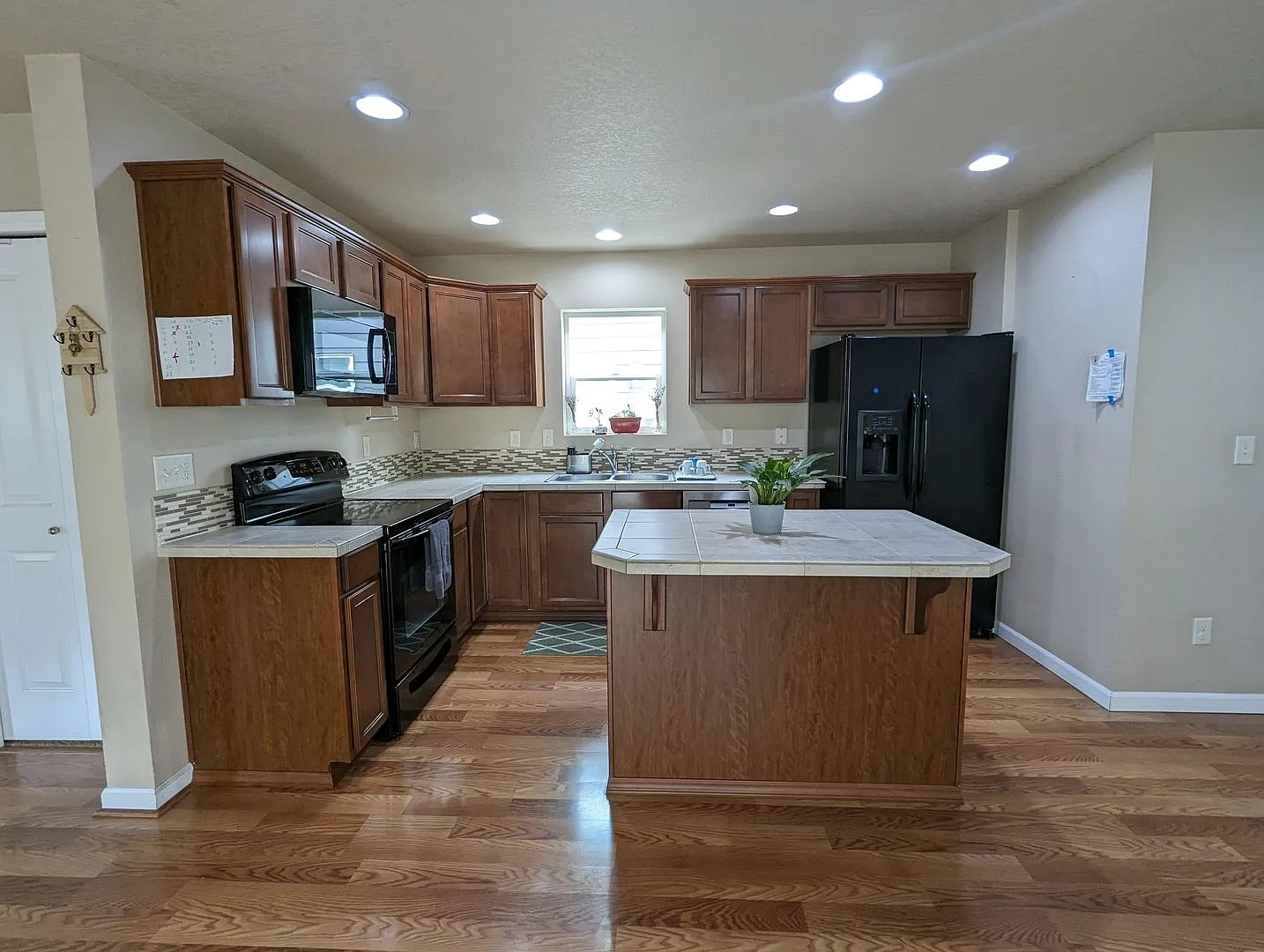 Charming 3-Bedroom Beaverton Home with Attached Garage! — Photo 2