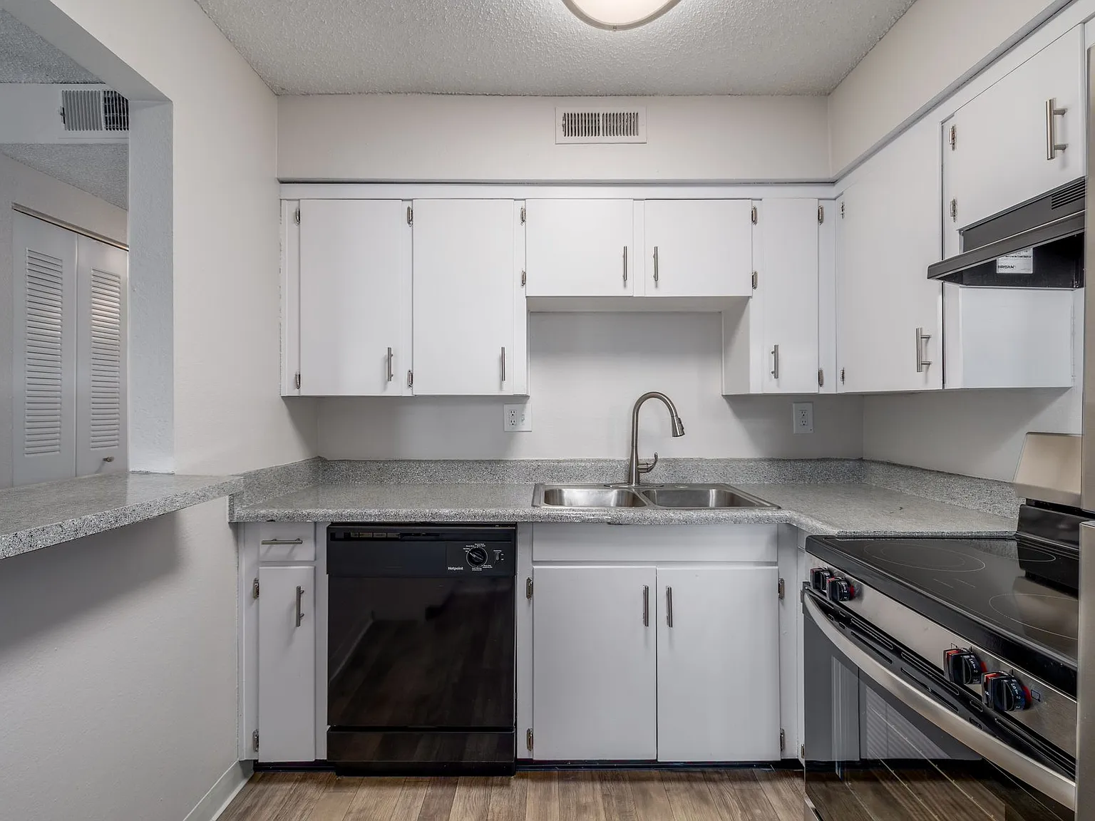 Riverside Heights Apartments — Photo 1