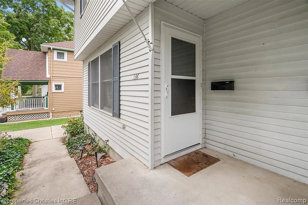 2 bed, 1.5 bath, 1155 sqft, $1,900 — Photo 3