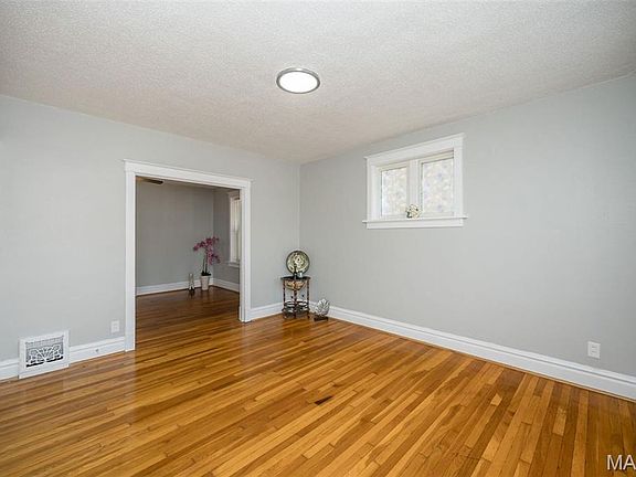 2nd image of 4962-4964 Pernod Ave #4964A