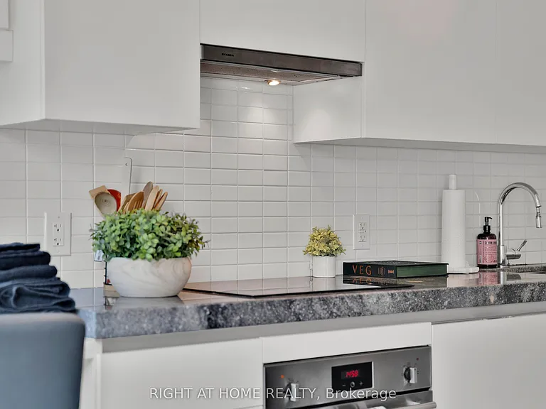 629 King St W #625 — Photo 15