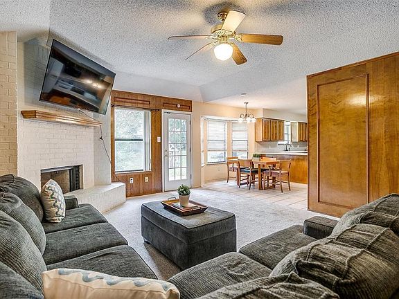 5th image of 220 NE Shady Oaks Dr