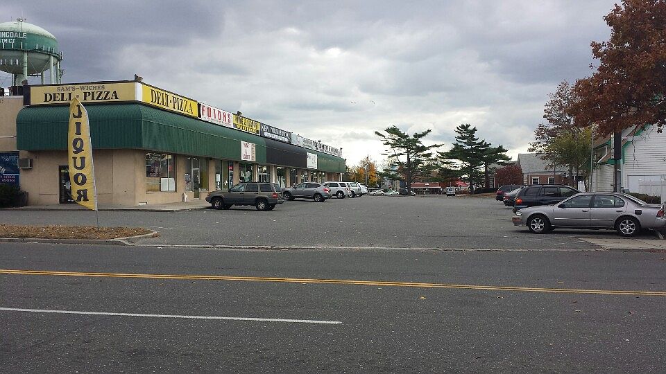 2nd image of 2263 Broadhollow Rd