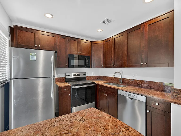 423 SW 11th Ct — Photo 10