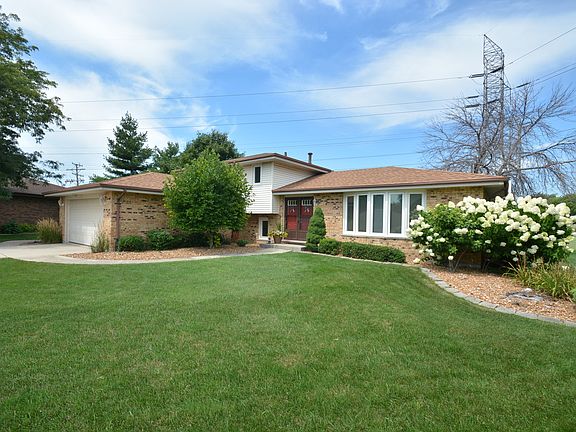 2nd image of 15500 Canterbury Ln