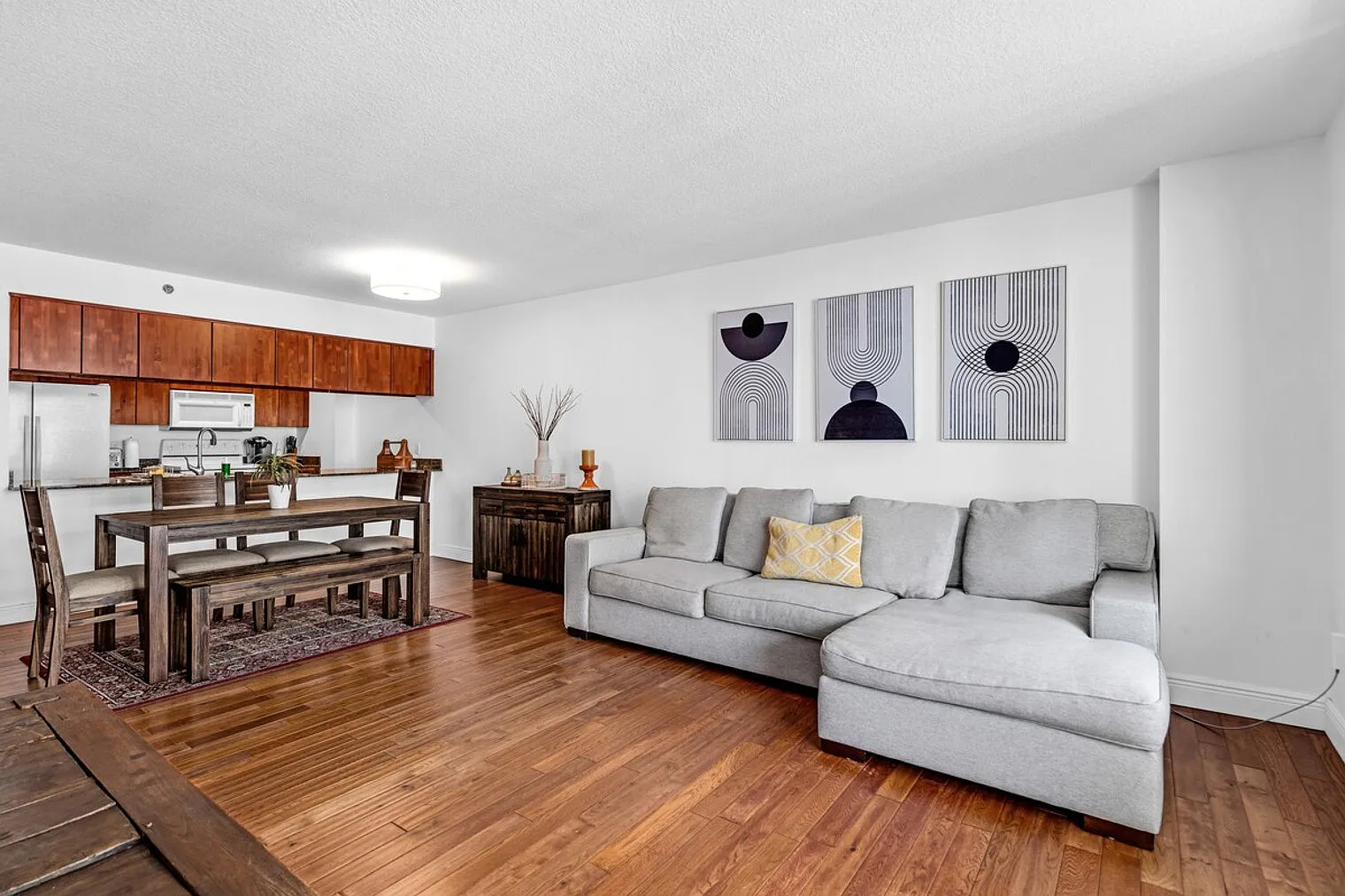 1 bed, 1.0 bath, 796 sqft, $4,392 — Photo 2