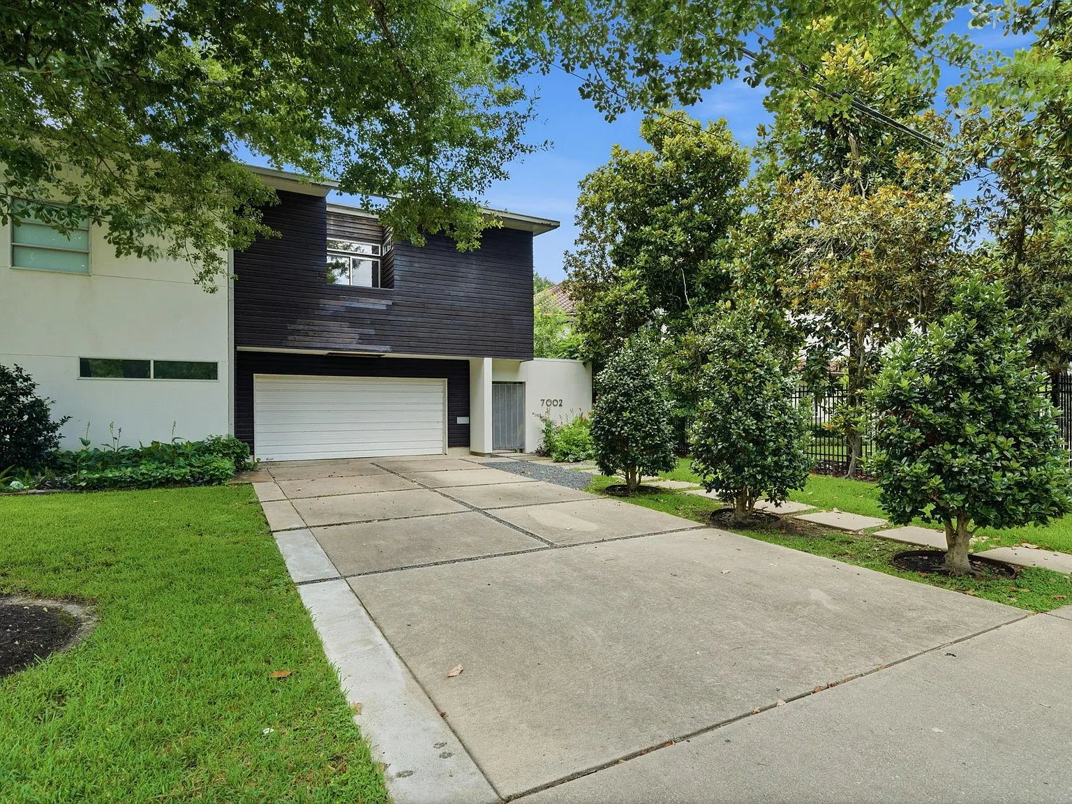 4 bed, 5.0 bath, 3367 sqft, $5,999 — Photo 2