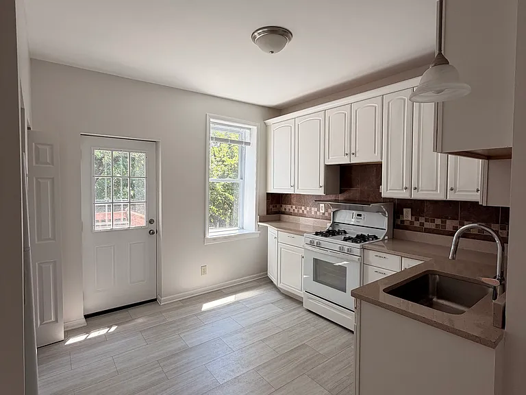 3850-3852 De Tonty St #3852A — Photo 9