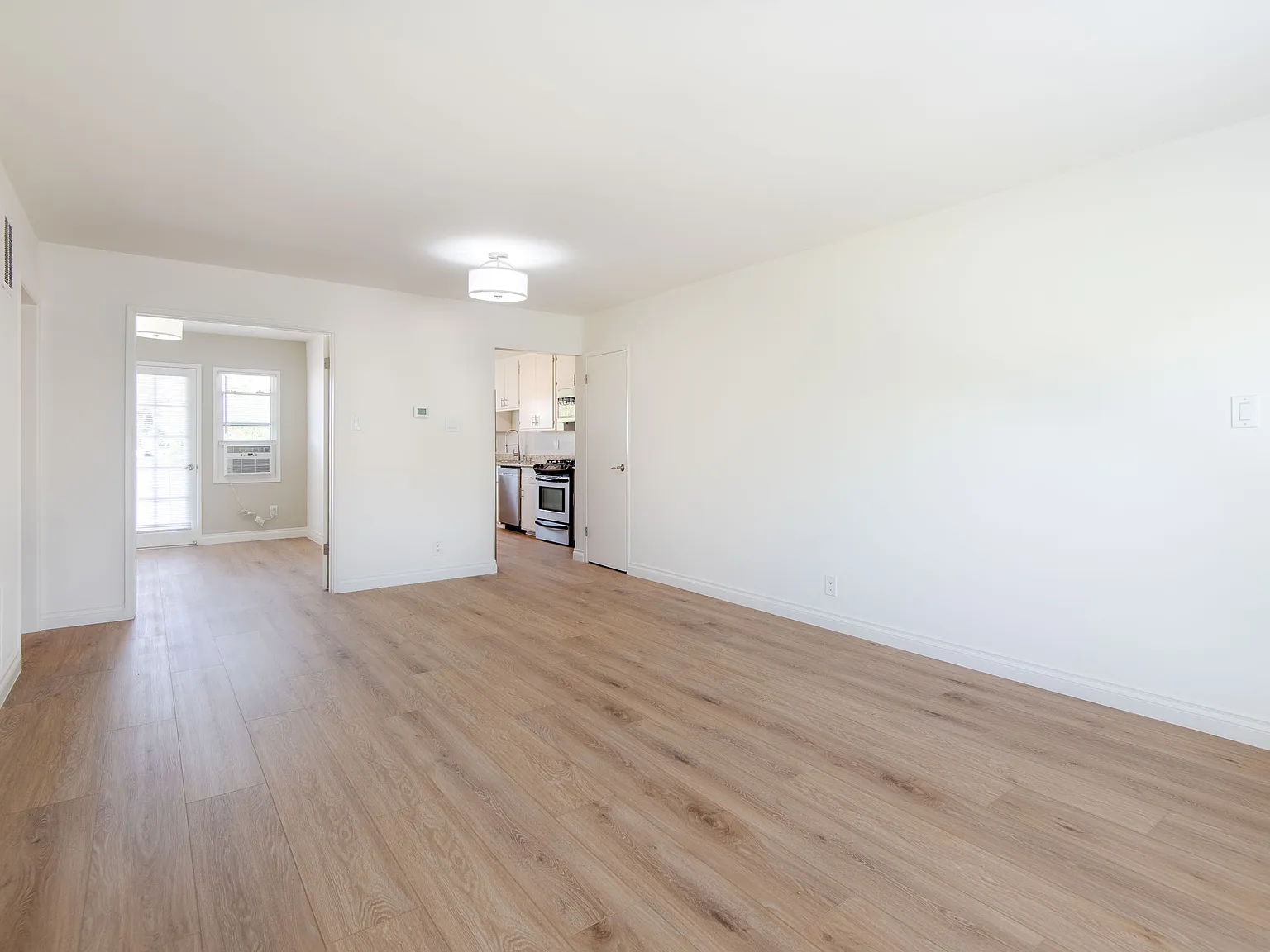 2 bed, 1.5 bath, 820 sqft, $2,850 — Photo 3