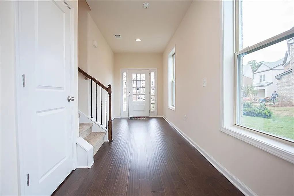 4 bed, 3.5 bath, 2800 sqft, $3,000 — Photo 2