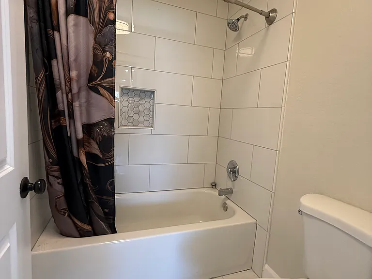 Primary bath with tub/shower and soap niche