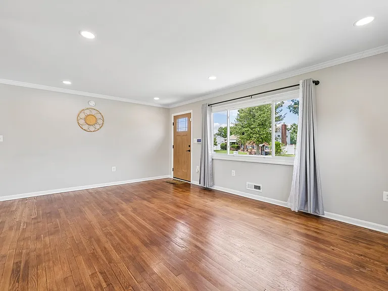 933 Prestwood Rd — Photo 2