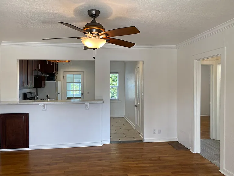 216 Bay St — Photo 2