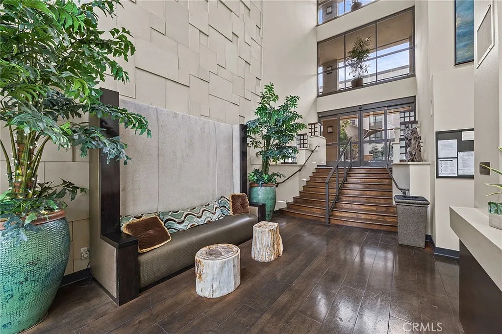 2 bed, 2.5 bath, 1917 sqft, $4,300 — Photo 2
