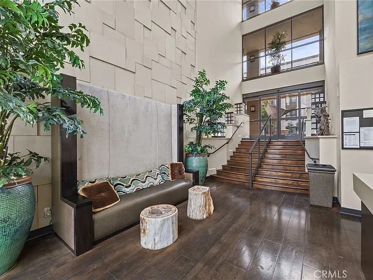 402 Rockefeller #305 — Photo 2
