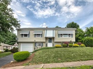 2726 Thornbridge Rd W, York, PA 17408